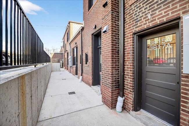 Building Photo - Pizza Prynce