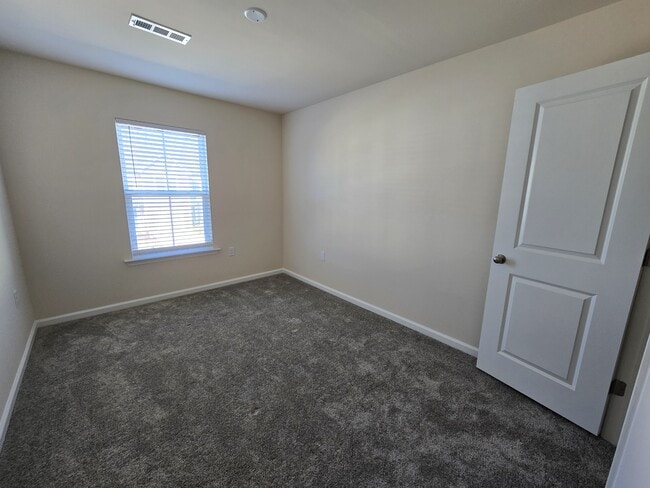 Building Photo - 865 Falls Grove Trl