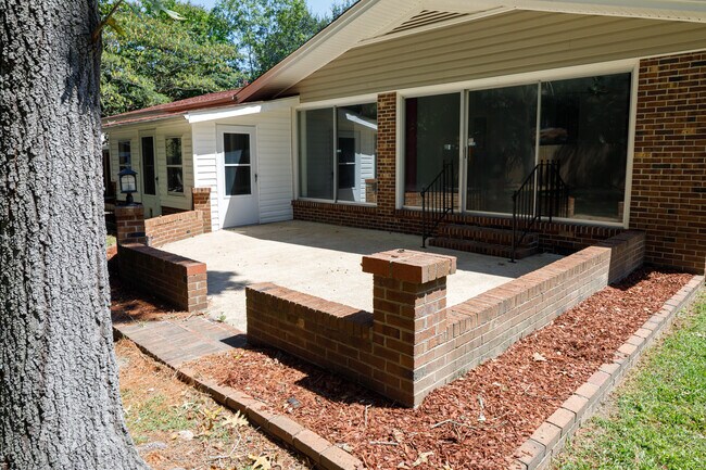Building Photo - 606 Hilliard Dr