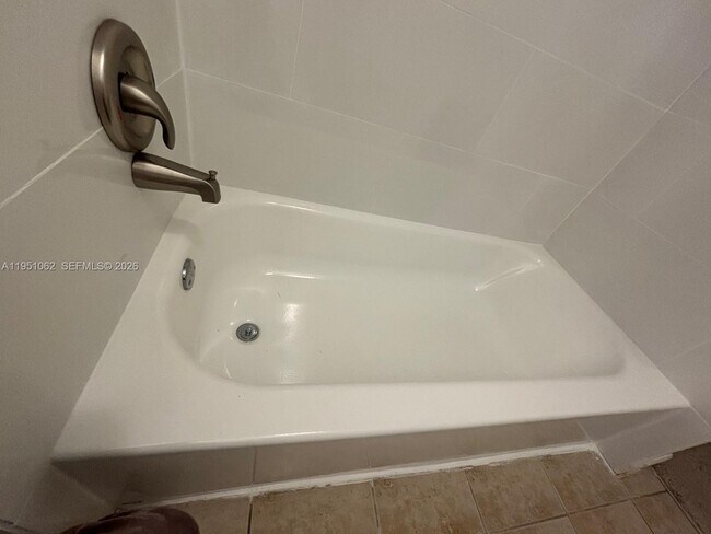 Building Photo - 1235 SW 46th Ave