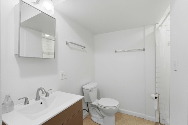 Building Photo - Beautiful 5-bed, 3.5 bath townhome steps from hiking trails and West Pearl St