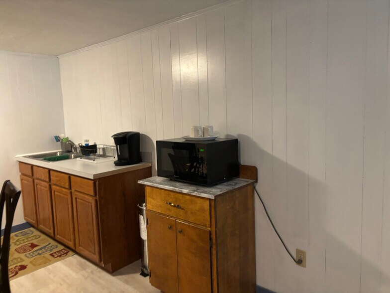 Building Photo - 13 Pennwood Rd