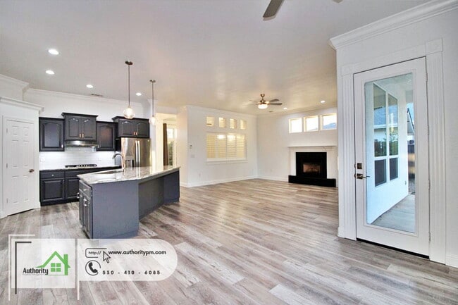 Building Photo - 2724 Western Oak Dr