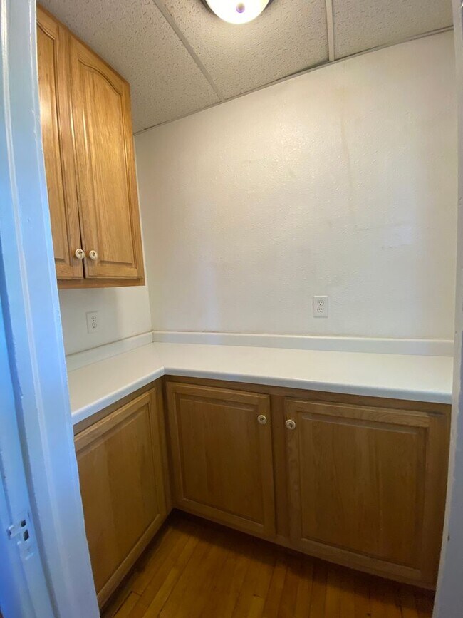 Building Photo - 920 E 5th St