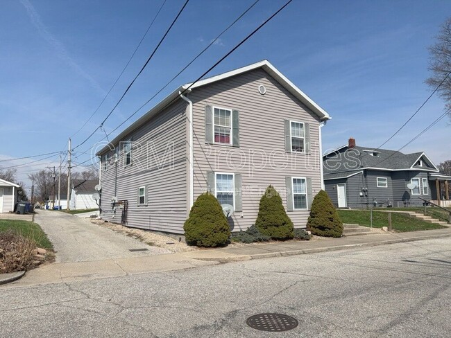 Building Photo - 810 W Elm St