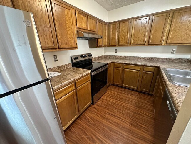 Building Photo - 2 Bedroom Condo in Deerwood Knoll