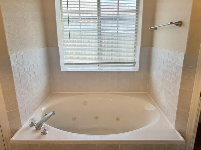 Building Photo - 1306 Meadow Cove