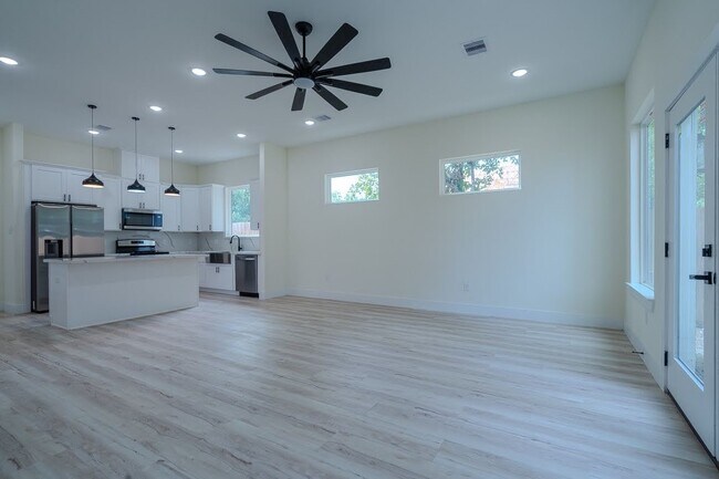 Building Photo - 7002 Sidney St