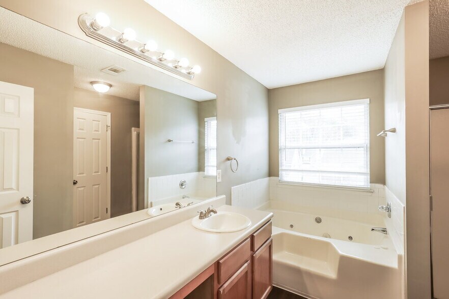 Building Photo - 2025 Registry Dr