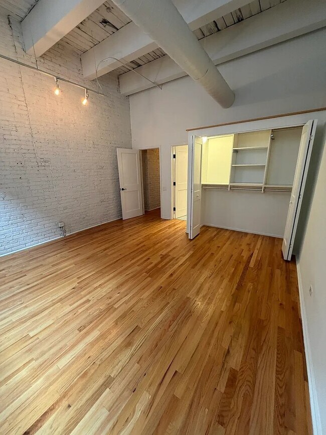 Building Photo - 312 N May St