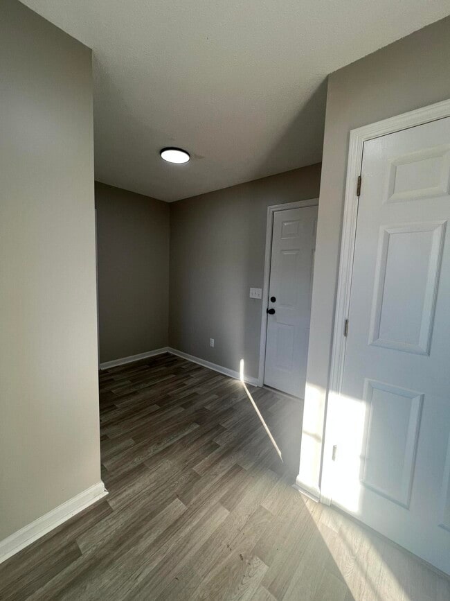 Building Photo - 1240 Inabinet Dr