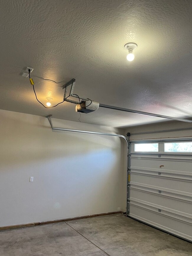 Building Photo - Beautiful Two Story 3 Bedroom 2.5 Bath Tow...