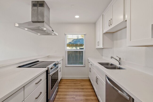 Building Photo - 2048 Swazey St