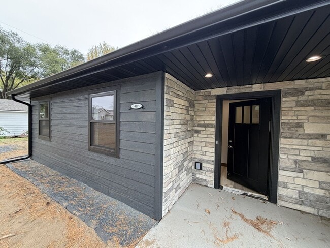 Building Photo - 419 2nd St E