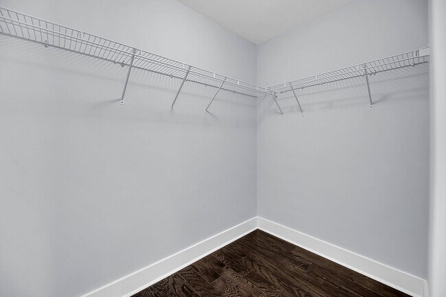 Building Photo - Centrally Located and Beautifully Renovate...