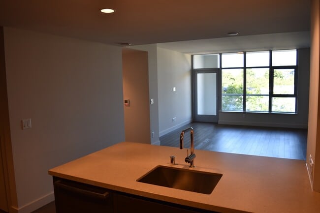 Building Photo - Spacious Luxury One Bedroom - Insignia