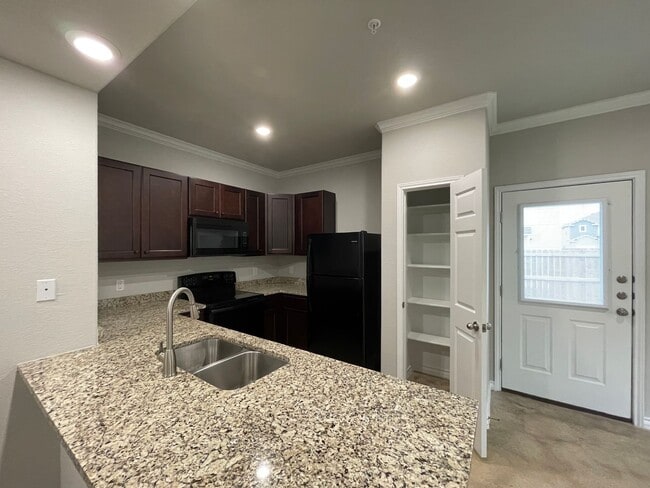 Building Photo - Town home for rent