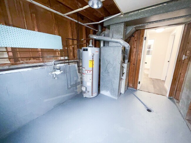 Building Photo - Modern 4-Bedroom Gem in East Columbus with...