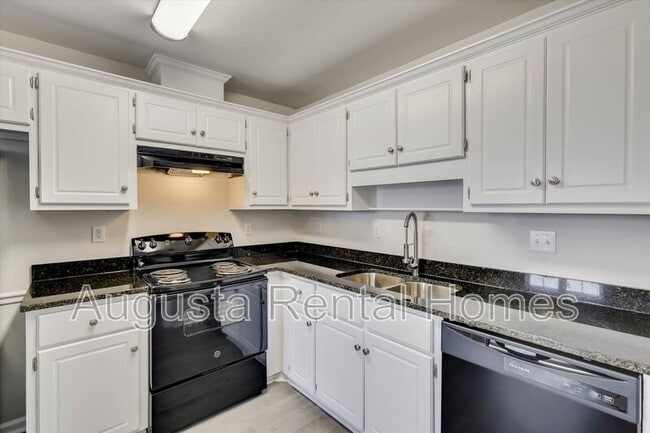 Building Photo - 2824 Cranbrook Dr