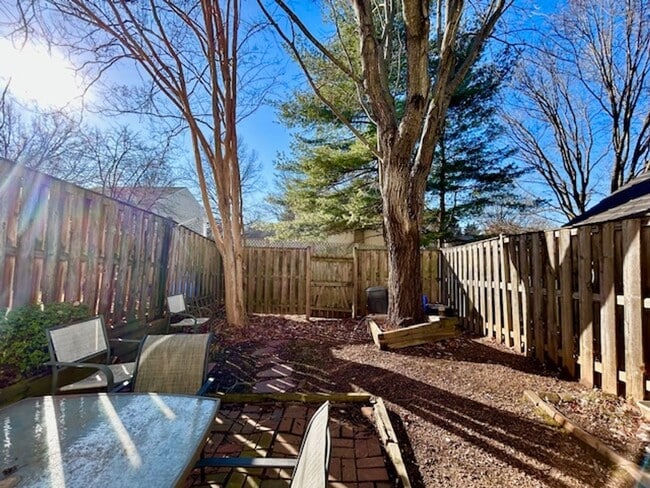 Building Photo - Spacious and bright 3BR/2.5BA townhouse with enclosed back patio