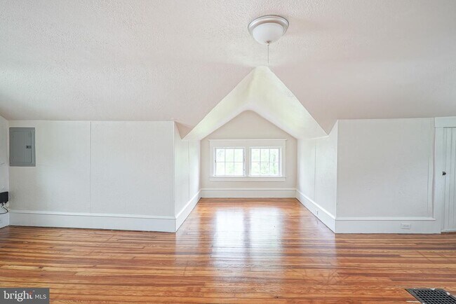 Building Photo - 316 9TH Ave