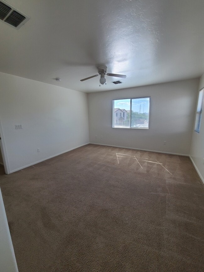 Building Photo - Beautiful 4-bedroom 3-bathroom - GREAT LOC...