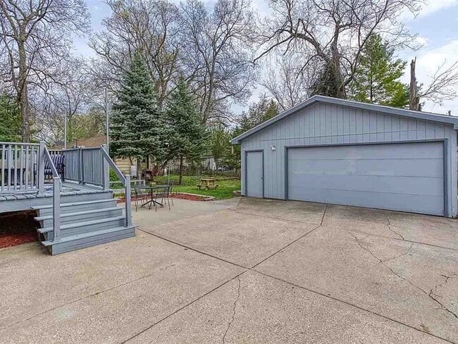 Building Photo - 1327 W Rogers Ave