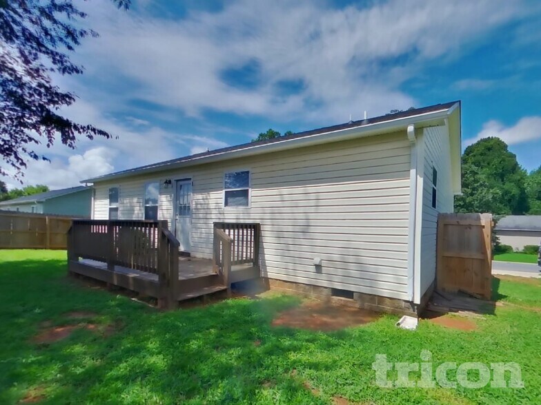 Building Photo - 2425 Saluda Dr