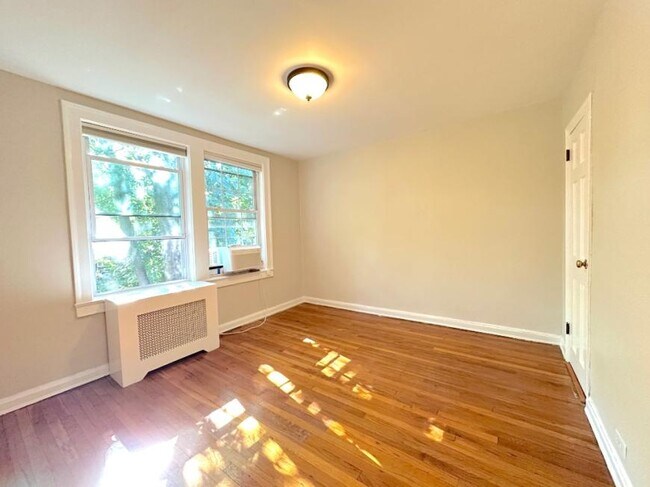 Building Photo - 2 bedroom in SUNNYSIDE NY 11104