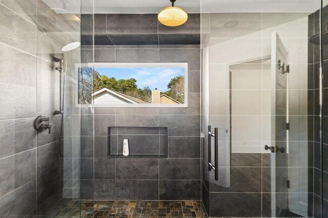 Building Photo - 425 Mikasa Dr