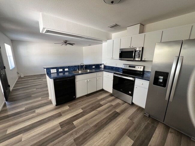 Building Photo - 2/2/1 with lanai Duplex in Deep Creek