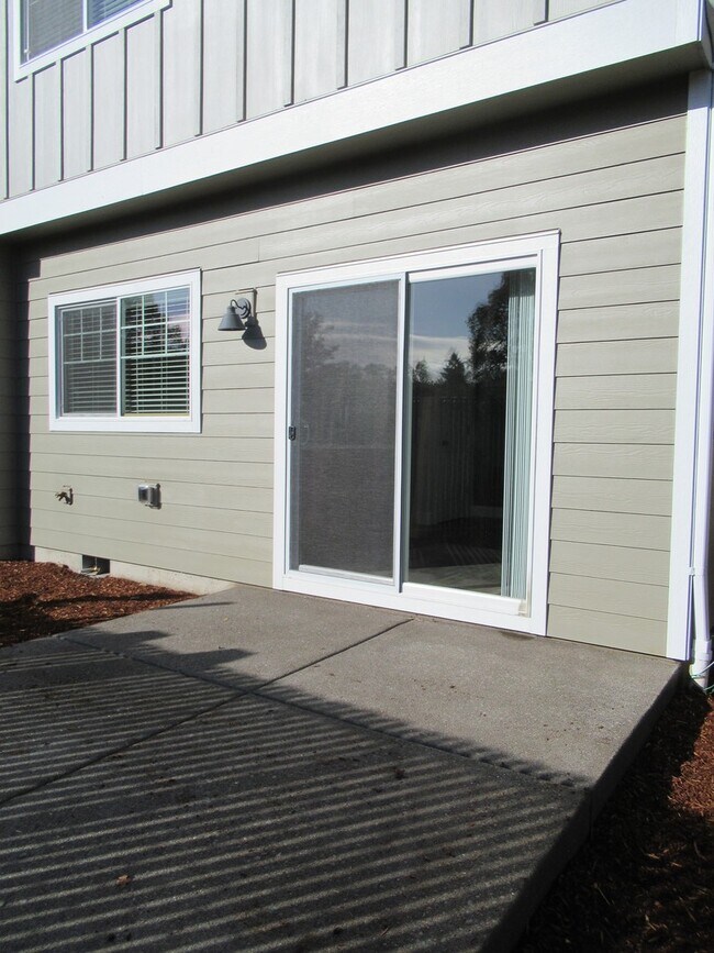 Building Photo - Large Duplex in South Salem!
