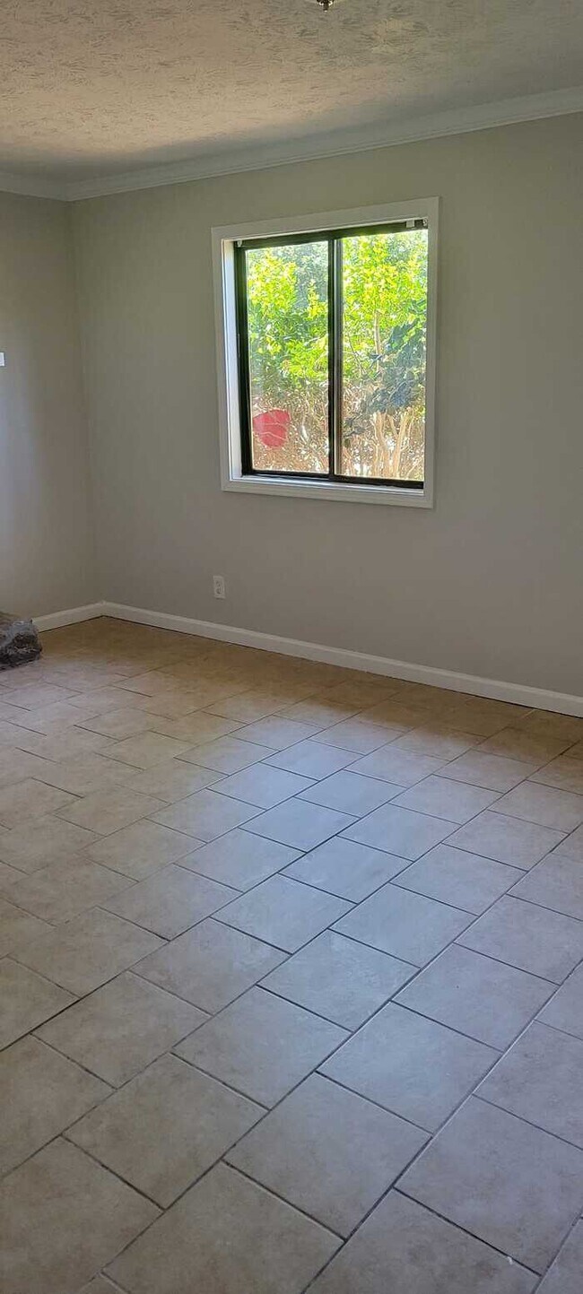 Building Photo - Three Bedroom Split Level Home/Unfinished Basement