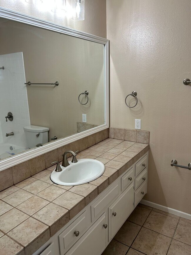Building Photo - 3 Bedroom Home Near UCSD, UTC Mall, and Be...