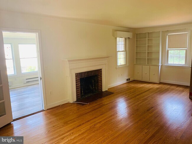 Building Photo - 5203 Saratoga Ave