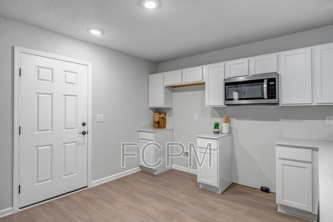 Building Photo - 5454 Amazon Ave