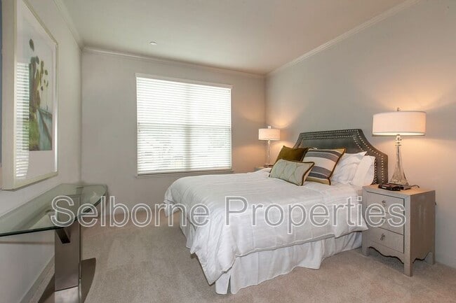 Building Photo - 5239 Claremont Ave