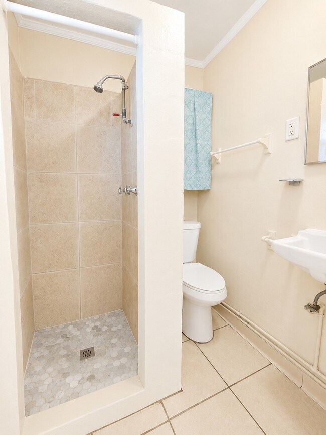 Building Photo - Convenient Downtown Living in a Bright and Comfortable 1-Bedroom Studi