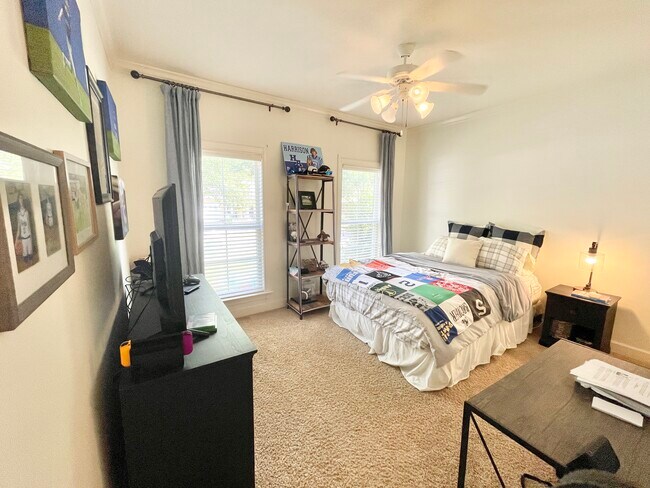 Building Photo - 409 Redbud Cir