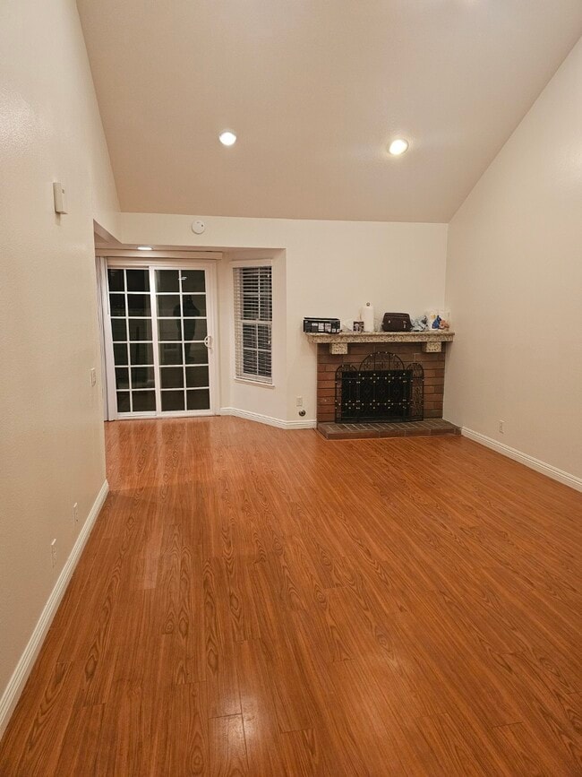 Building Photo - 25 Weepingwood