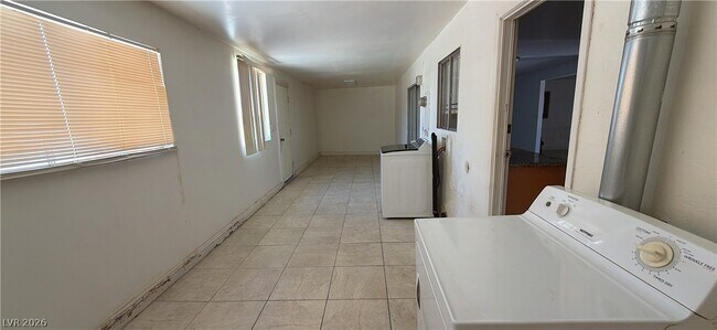Building Photo - 4712 W Rip Van Winkle Ln