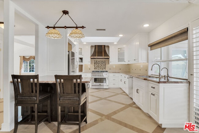 Building Photo - 10945 Cozycroft Ave