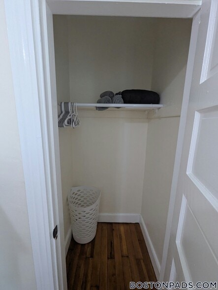 Building Photo - 27 Bourneside St