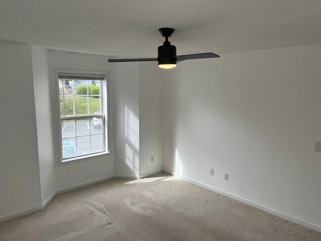 Building Photo - 6704 W Friendly Ave