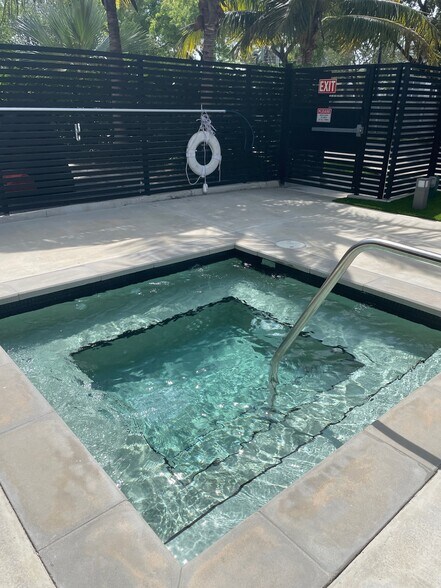 Jacuzzi - 13800 Highland