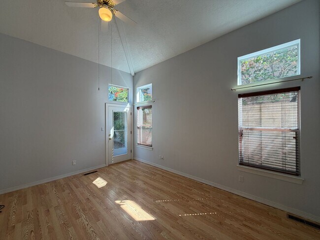 Building Photo - 6517 Glen Oak NE