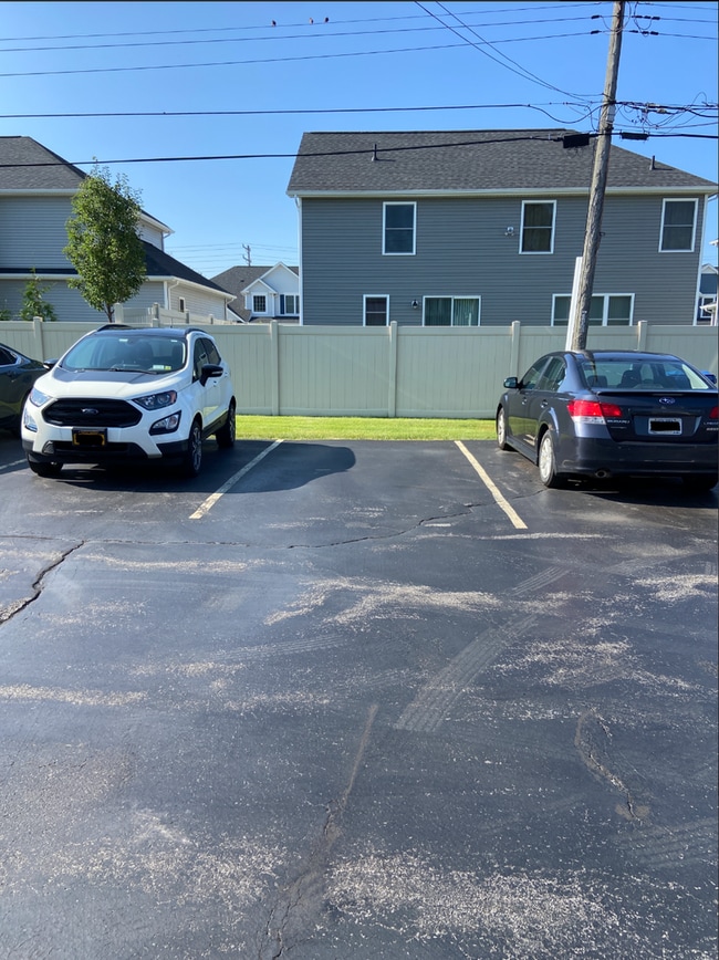 Building Photo - 425 St Lawrence Ave