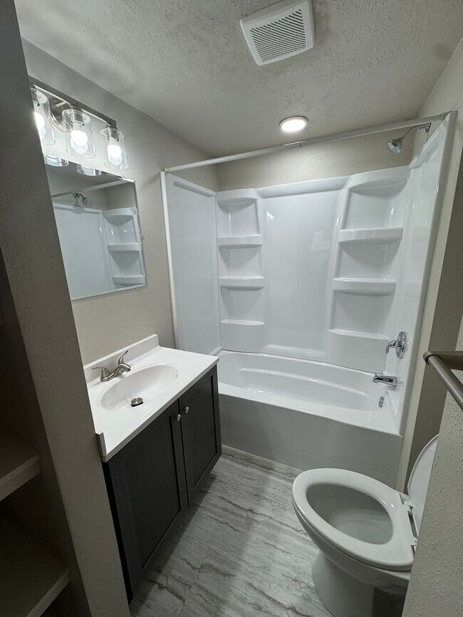 Building Photo - cozy 3 bedroom, 2 bath house