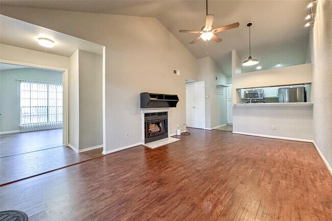 Primary Photo - 2121 El Paseo St