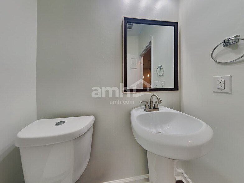 Building Photo - 347 Southwilde Way